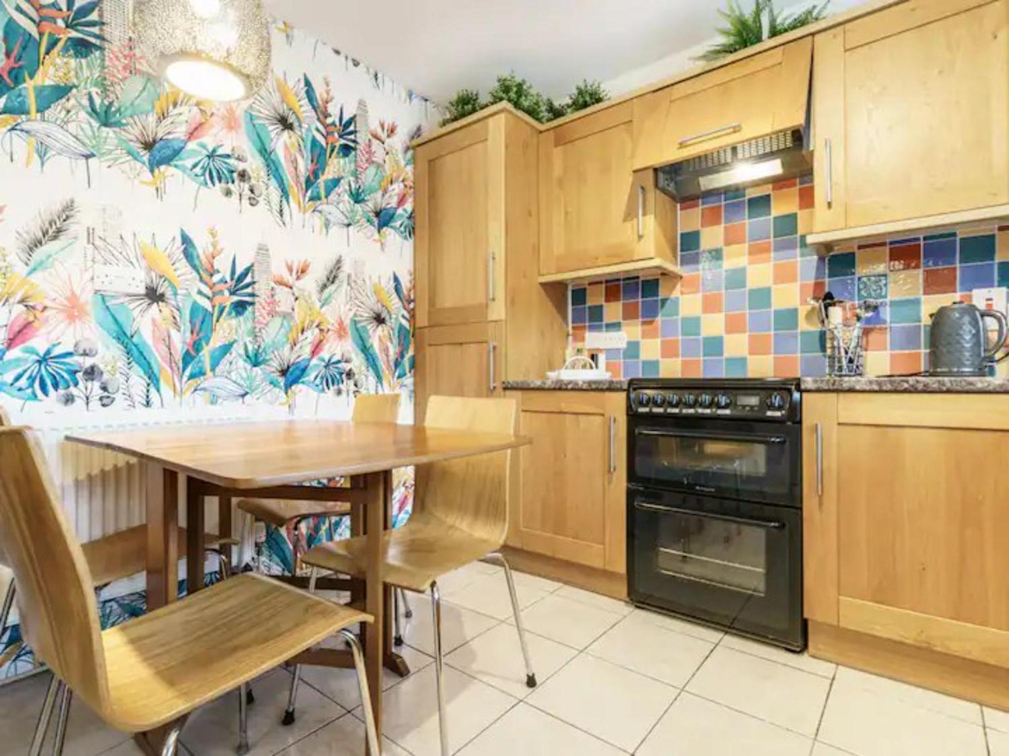Pass The Keys Lovely In Holywood Lots Nearby Seaside Holiday home *
